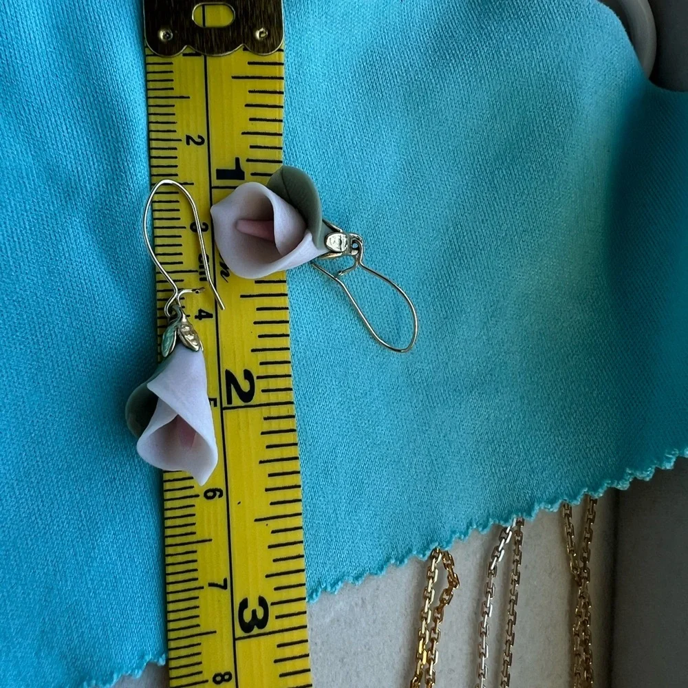 Vintage Porcelain Calla Lily Wire Earrings in Yellow Gold - Picture 9 of 9